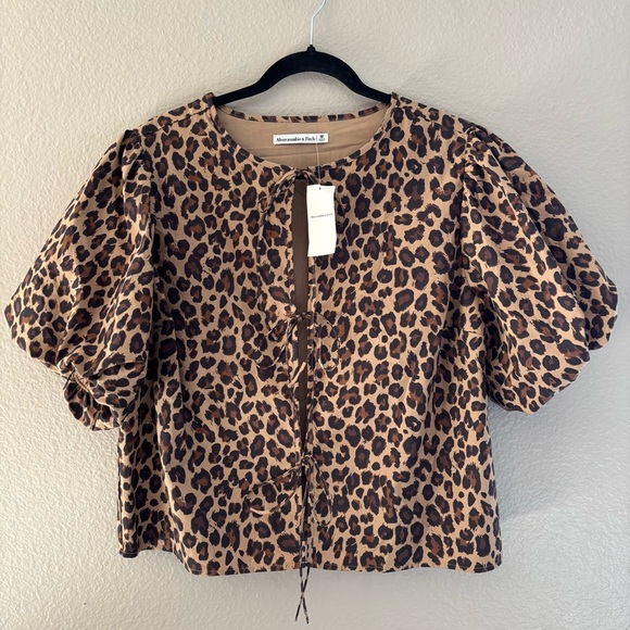 NWT Abercrombie & Fitch leopard-print short-sleeve tie-front top Size Medium - Picture 1 of 10